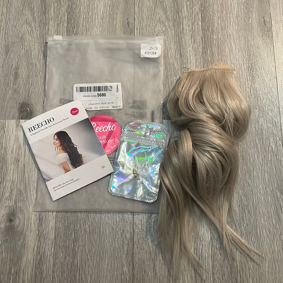 Platinum blonde synthetic extensions 14” - Picture 4 of 5